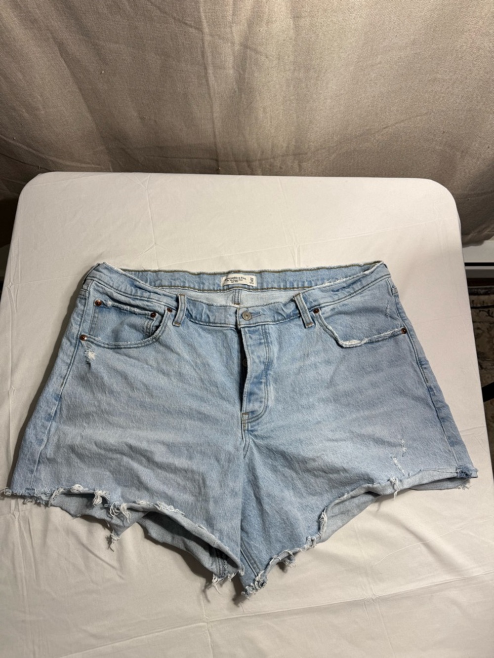Abercrombie & Fitch Low Rise 90’s Baggy Shorts Light Wash Frayed Women’s Size 18